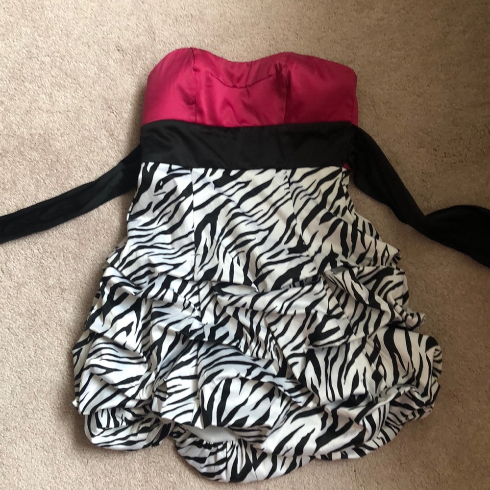Strapless dress for juniors